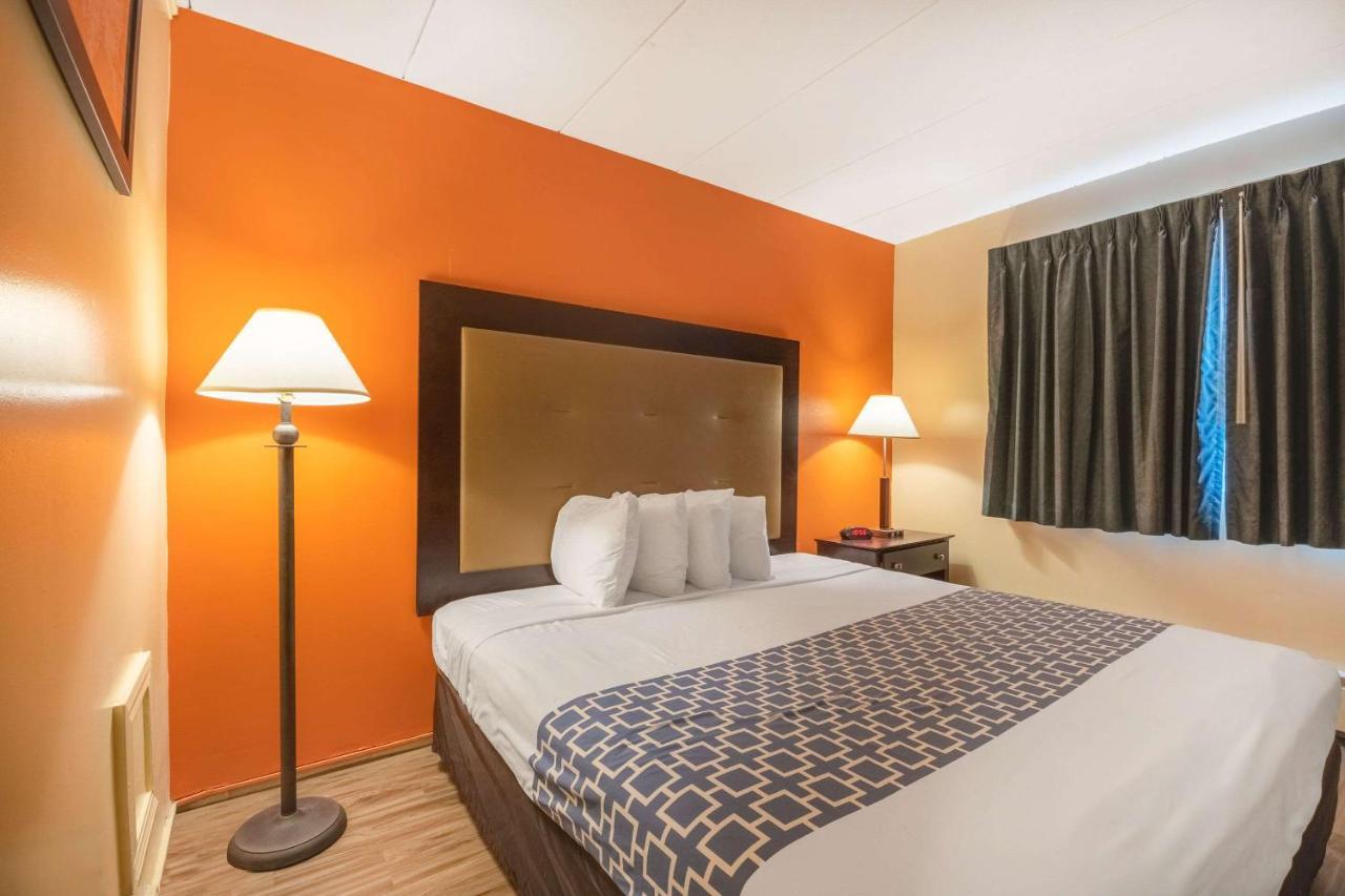 Econo & Airport Hotel 2*