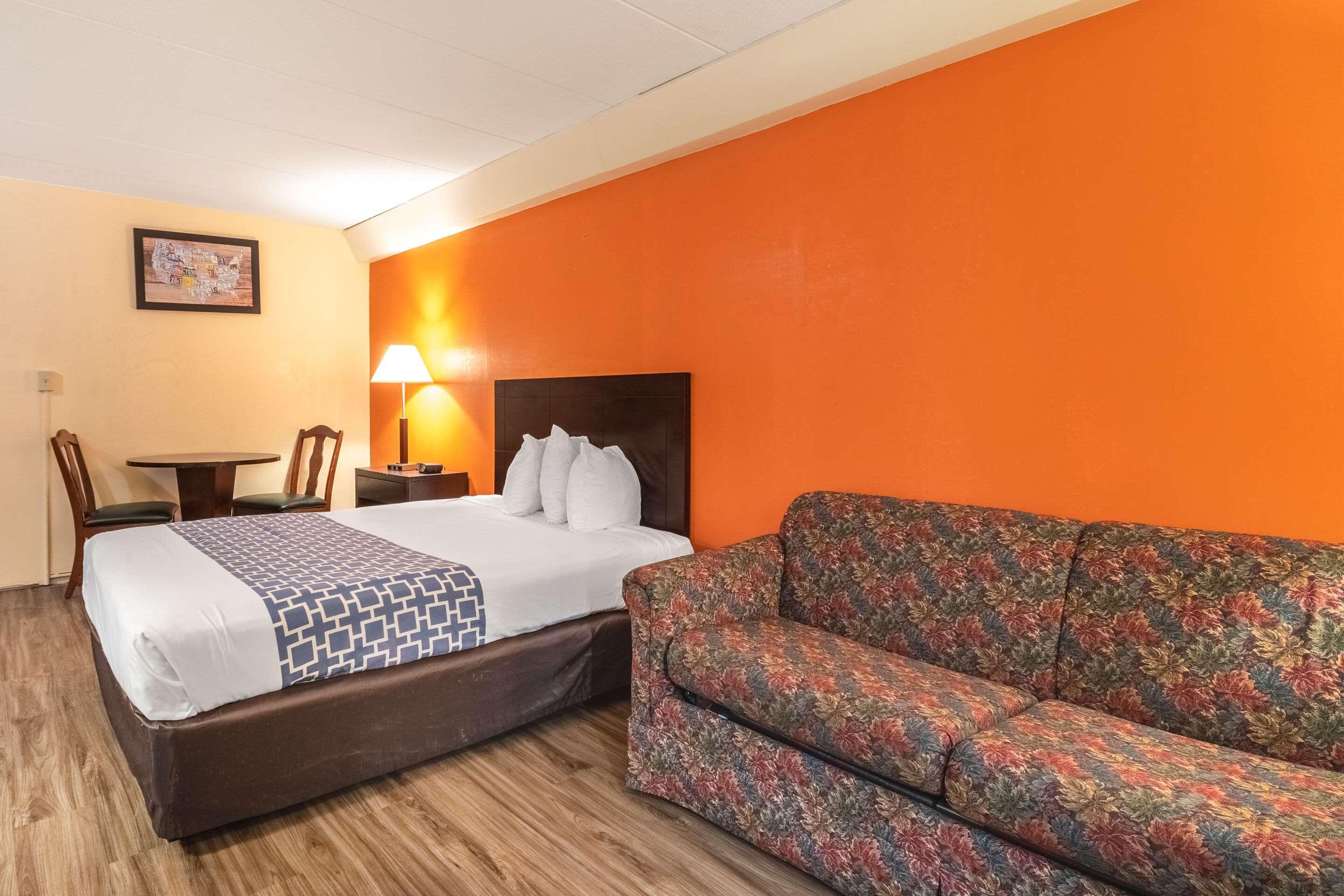 Hotel Econo & Airport 2*