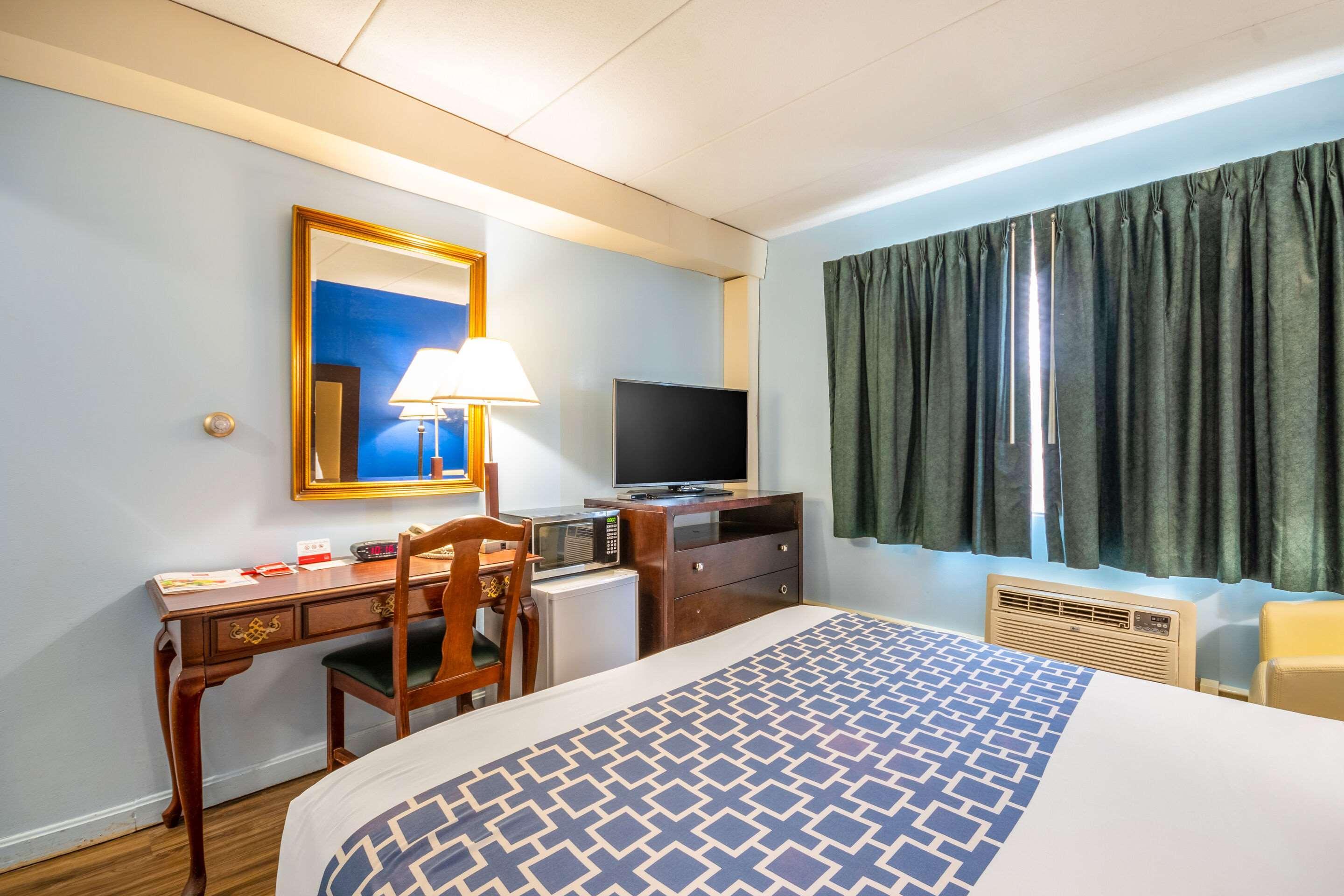 Hotel Econo & Airport