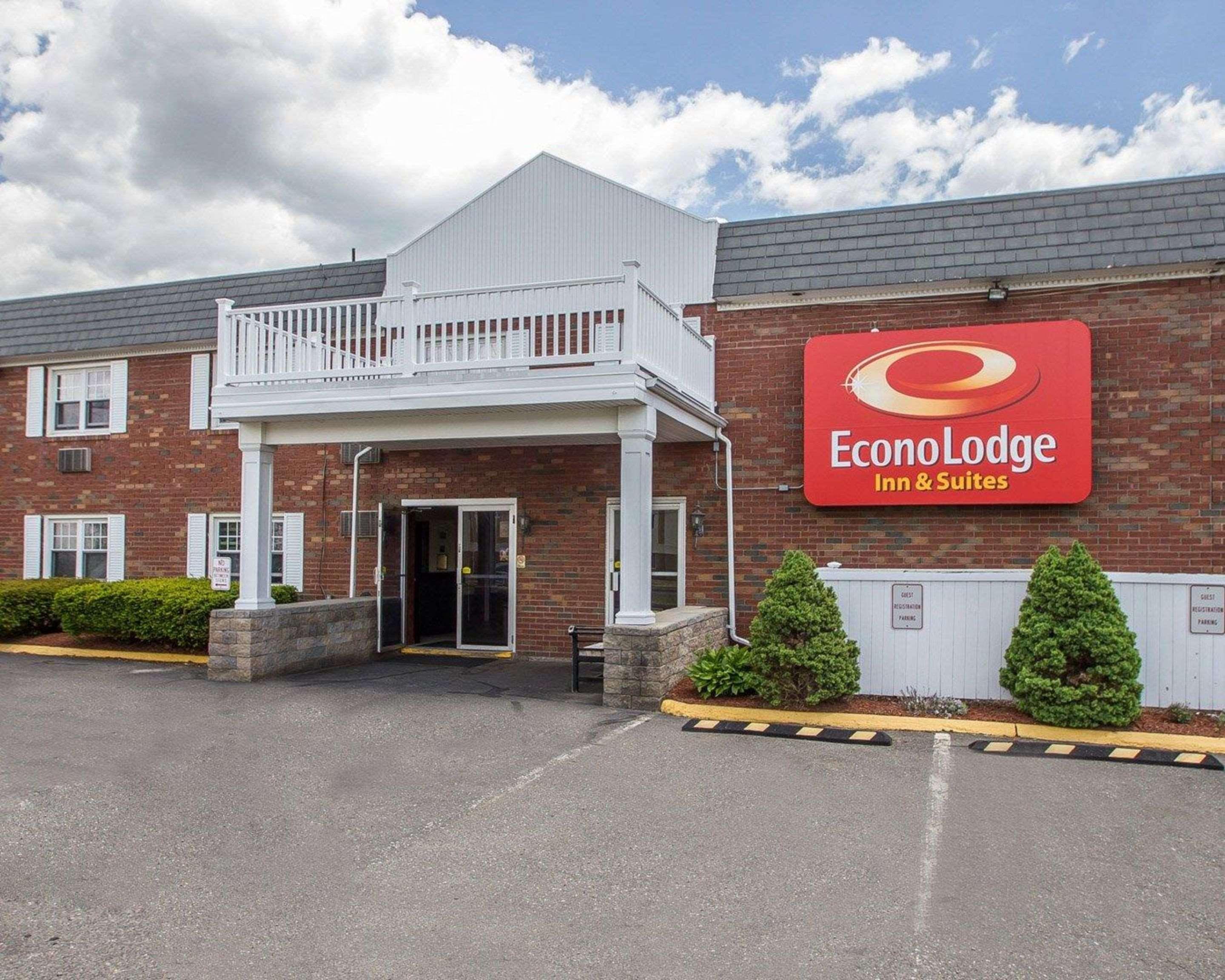 Econo & Airport Hotel 2*