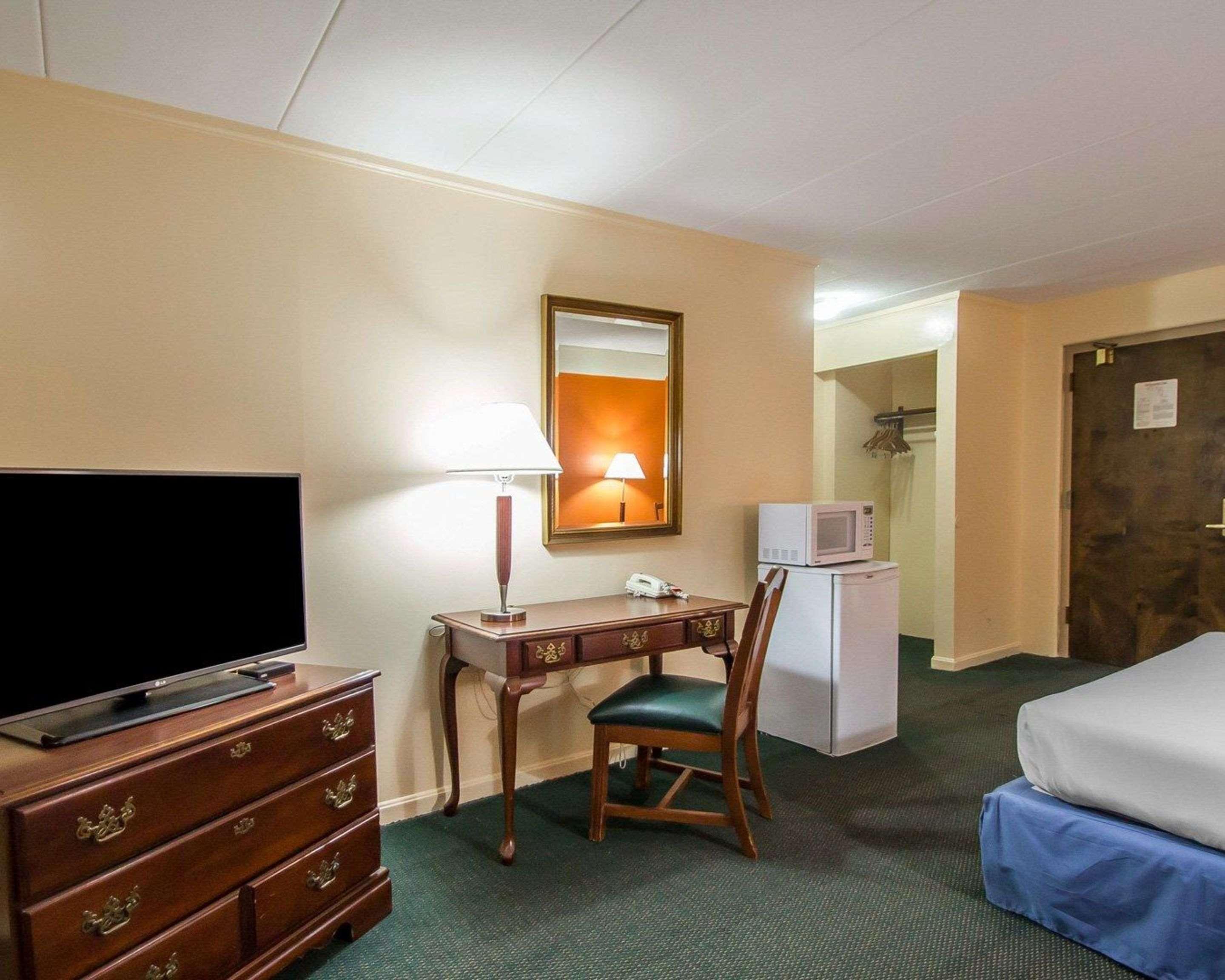 Hotel Econo & Airport 2*