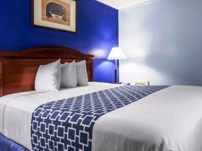 Econo & Airport Hotel 2*